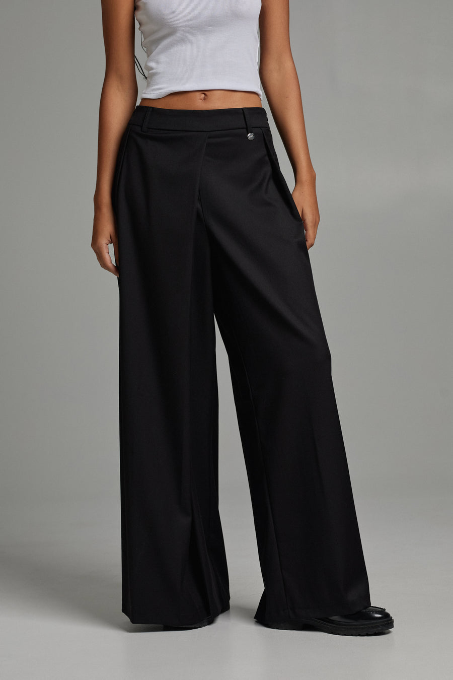 Wide trousers with pleats