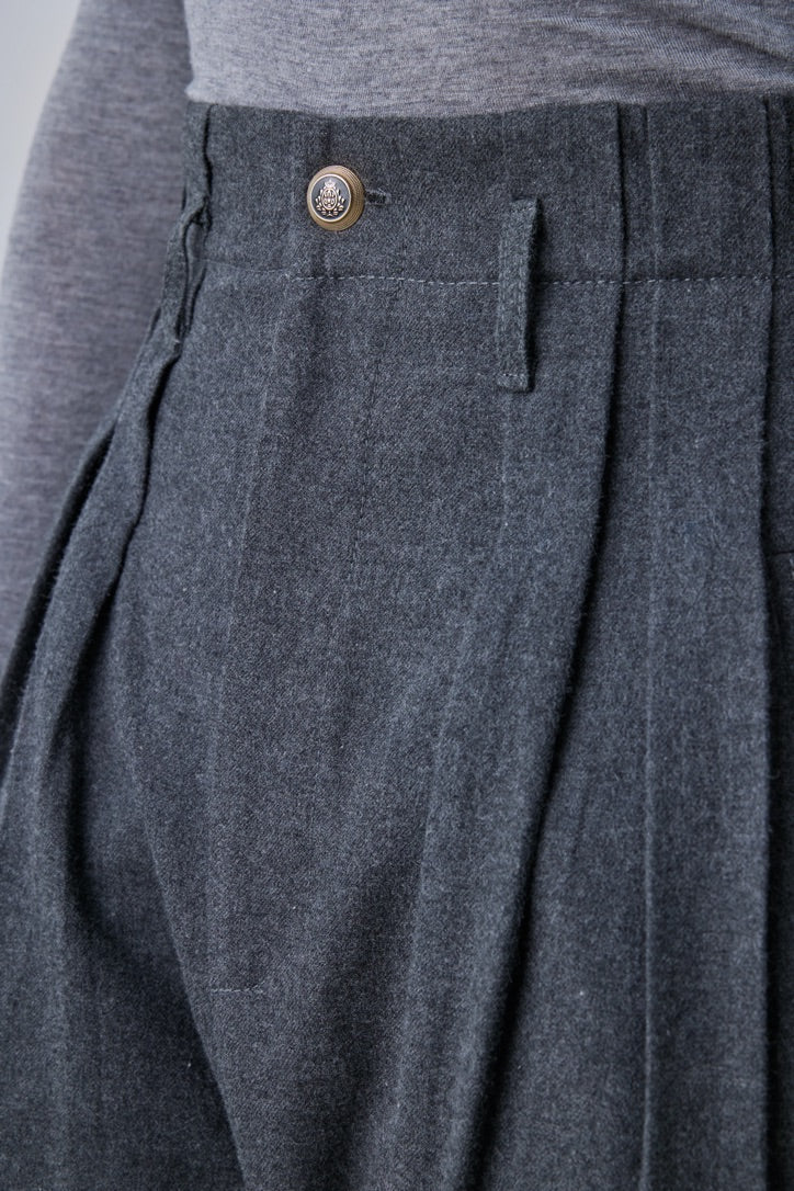 High-waisted pants with pleats and belt